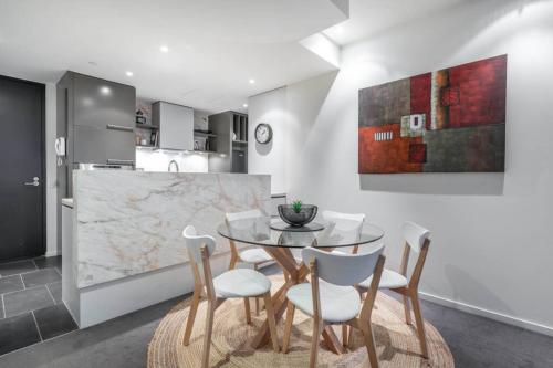 Lake views, Central CBD location//FREE WIFI+NETFLIX