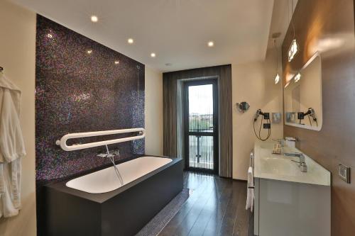 room detail thumbnail 2