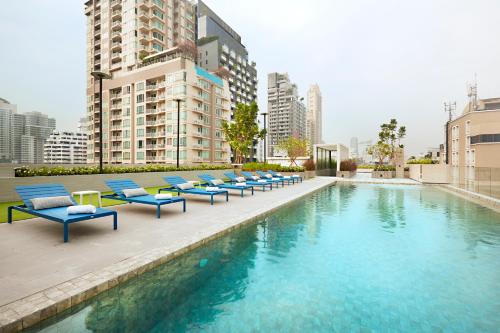 สระว่ายน้ำ, เดอะ ควอเตอร์ พร้อมพงษ์ บาย ยูเอชจี (The Quarter Phromphong by UHG) near มหาวิทยาลัยศรีนครินทรวิโรฒ