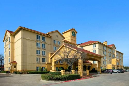 La Quinta Inn & Suites by Wyndham DFW Airport South/Irving