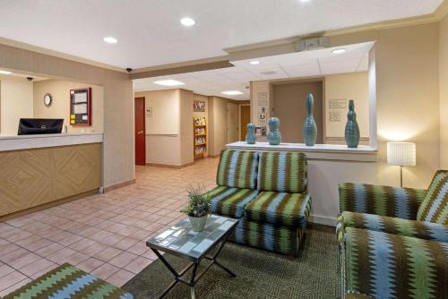Lobby, La Quinta Inn & Suites by Wyndham Sunrise Sawgrass Mills near Volunteer Park