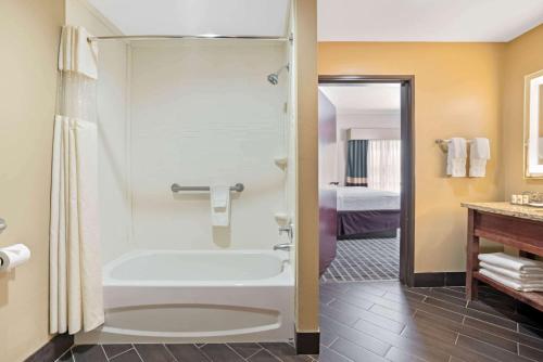 La Quinta Inn & Suites by Wyndham Houston Willowbrook