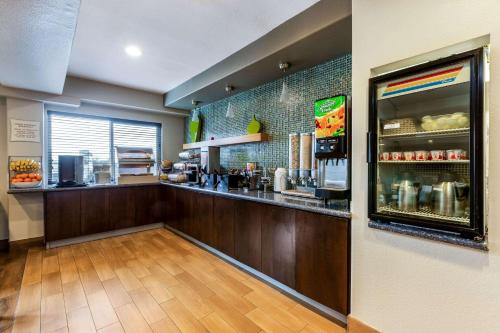 Food and beverages, La Quinta Inn & Suites by Wyndham San Diego Mission Bay in Pacific Beach
