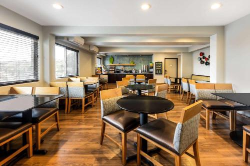 Restaurant, La Quinta Inn & Suites by Wyndham San Diego Mission Bay in Pacific Beach