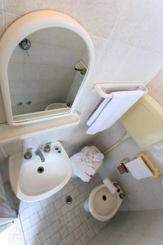Basic Double Room image 6
