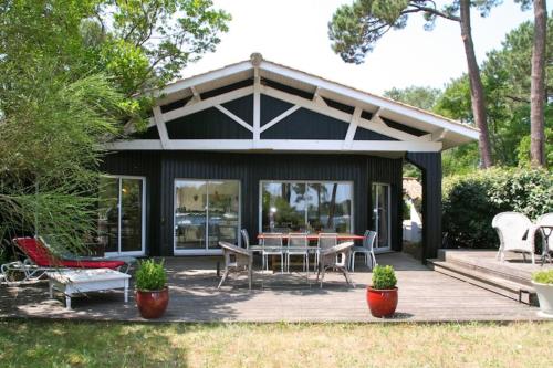 Idyllic Location on the lake, garden and terrace, direct beach access
