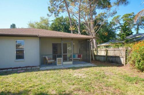 Pet-Friendly, King Bed, Close to Siesta Beach, Restaurants, Shopping