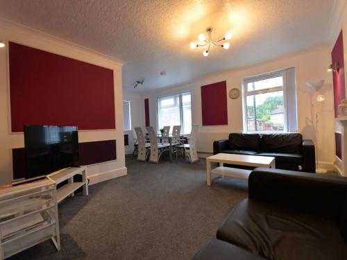 Centrally-located Apartment In Coventry With Netflix