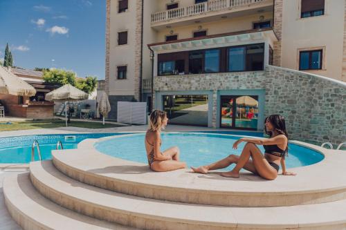 Swimming pool, Halanus Hotel and Resort in Alanno