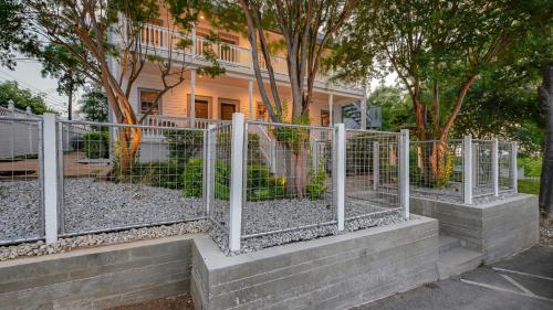Downtown Marble Falls Boutique House - main image
