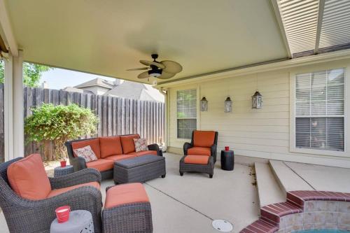 PRIVATE POOL w/Full Amenities by BLD & Joe Pool LK in Мансфилд