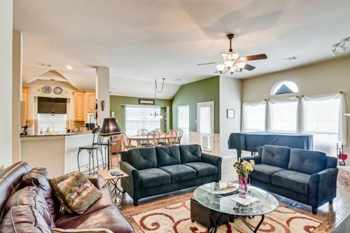 PRIVATE POOL w/Full Amenities by BLD & Joe Pool LK in Мансфилд