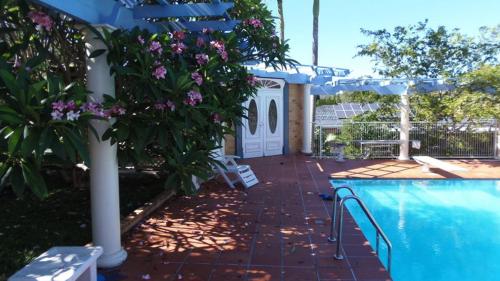 a patio area with a pool and lawn chairs, Melville House Bed and Breakfast in Lismore