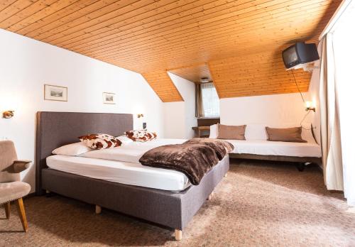 3 twin beds