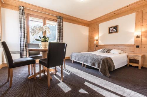 1 double bed, 1 twin bed