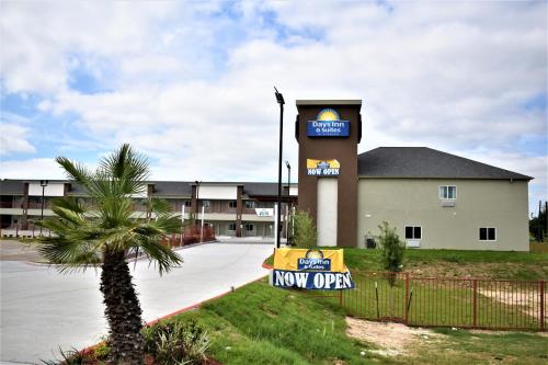 Days Inn & Suites by Wyndham Downtown/University of Houston - image 10