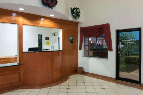 Super 8 by Wyndham Stafford Sugarland Area in Stafford, USA