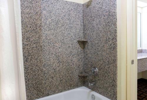 Super 8 by Wyndham Stafford Sugarland Area - image 4