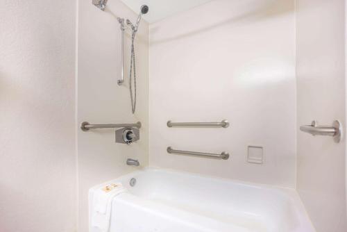 La Quinta by Wyndham Seattle Sea-Tac Airport - image 4