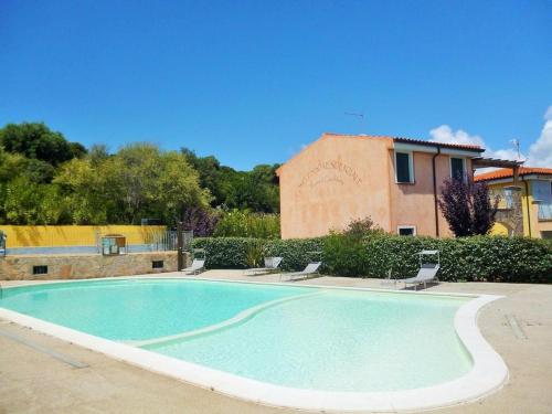  Cozy Apartment in Badesi with Swimming Pool, Ferienwohnung in Santa Maria Coghinas