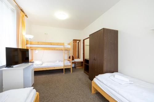 4 twin beds