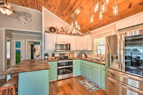 Hidden Murphy Cottage with Hot Tub Pool and Grill - image 5