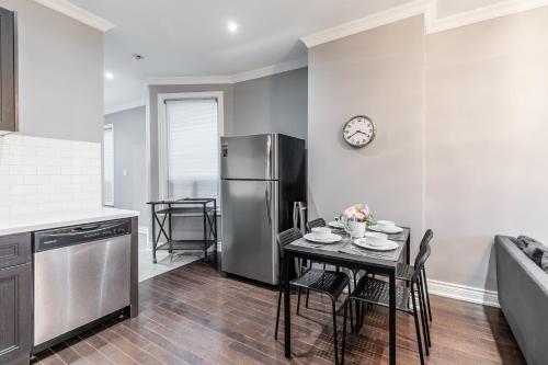 Newly Renovated - Modern 3BR Apartment - Trinity Bellwoods!