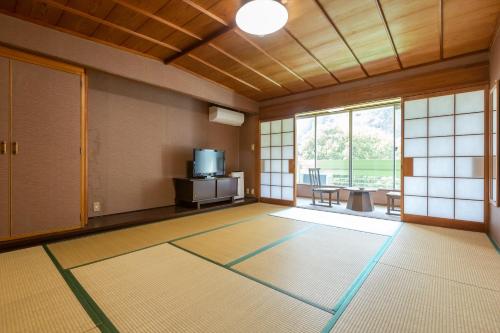 Japanese-Style Quintuple Room with Shared Bathroom