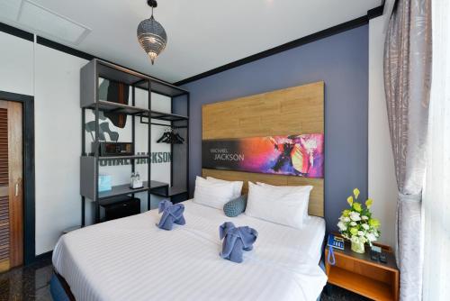 Standard Double Room image 10