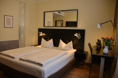 Double Room image 6