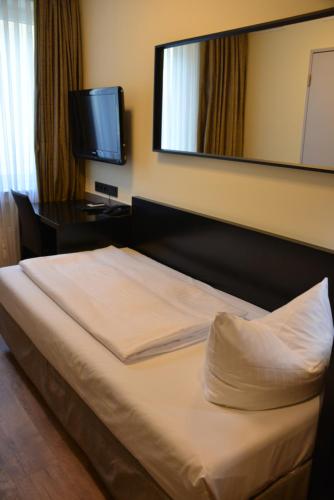 Single Room image 6