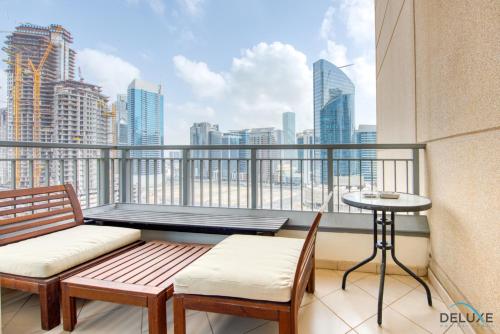 Close to Burj Khalifa & Dubai Mall with Relaxing Balcony, Claren Tower 1, Downtown Dubai by Deluxe Holiday Homes, Dubaj (fotografie 7)