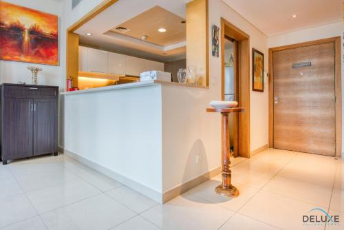 Close to Burj Khalifa & Dubai Mall with Relaxing Balcony, Claren Tower 1, Downtown Dubai by Deluxe Holiday Homes, Dubaj (fotografie 2)
