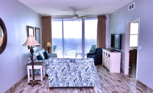 1103 - 3 Bedroom 3 Bath. Living Room and Master Bedroom Face the Gulf! - main image