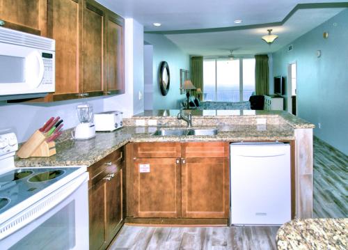 1103 - 3 Bedroom 3 Bath. Living Room and Master Bedroom Face the Gulf! - image 3