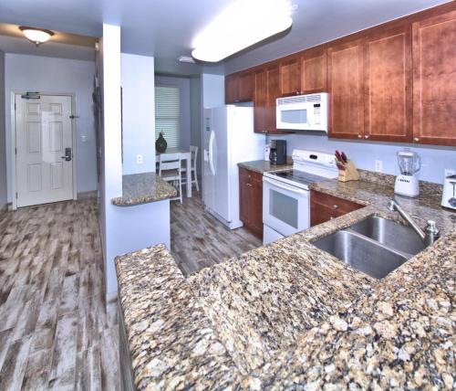 1103 - 3 Bedroom 3 Bath. Living Room and Master Bedroom Face the Gulf! - image 4