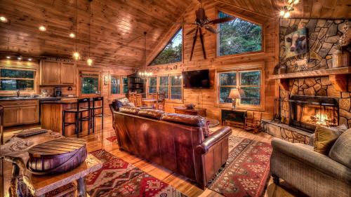 Blackberry Lodge- Pet Friendly | Outdoor Firepit | Hot Tub - image 4