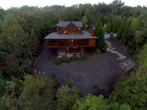 Three-Bedroom Holiday Home  room in Aska Adventure Lodge- Big Game Room | Outdoor Fireplace | Firepit | Hot Tub