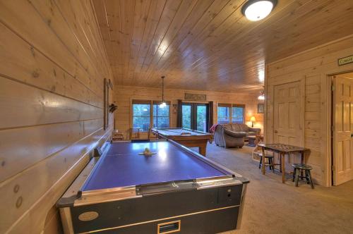 Aska Adventure Lodge- Big Game Room | Outdoor Fireplace | Firepit | Hot Tub - image 4
