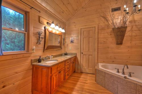 Aska Adventure Lodge- Big Game Room | Outdoor Fireplace | Firepit | Hot Tub - image 3