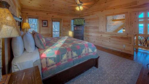 Black Dog of Blue Ridge- Pet Friendly | Fenced In Yard | Hot Tub | Outdoor Fireplace - image 5