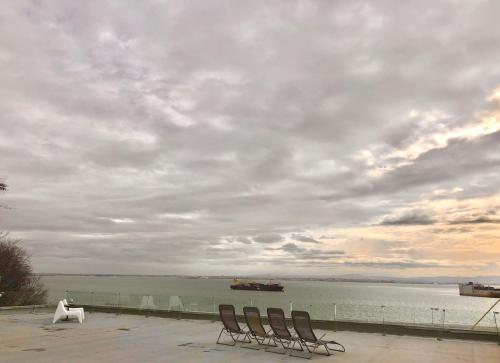 Charming Apartment in Alfama with river view!, Лиссабон