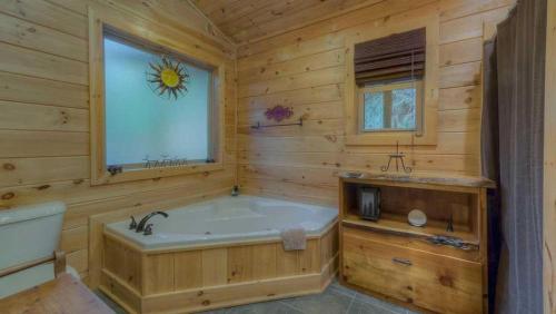 浴室, Colby's Cabin in 卡明(GA)
