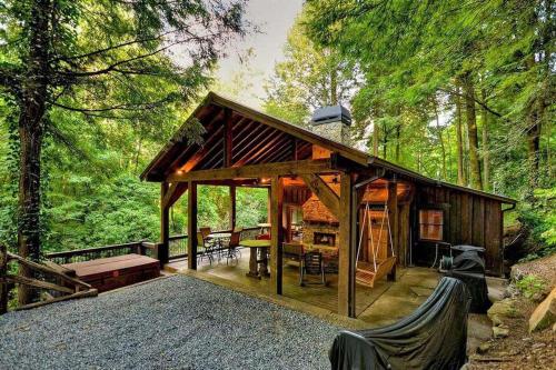 Two-Bedroom Holiday Home room in Creekside R&R- Fish or Tube from Deck | Outdoor Living | Screened Porch | Hot Tub