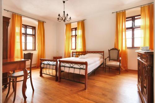 Royal Pension - main image