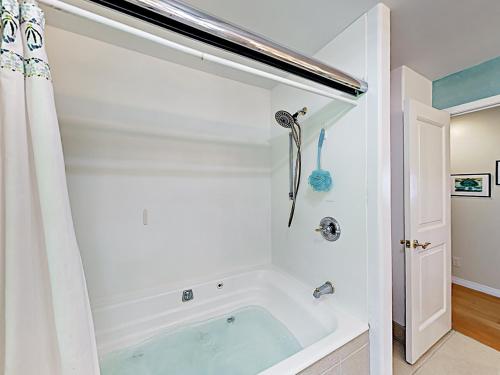 New Listing! 2-Acre Retreat with Pool Ocean Views home - image 7