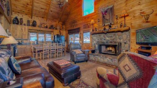 Four-Bedroom Holiday Home room in EddieBear- Pet Friendly | Aska Adventure Area | Screened In Porch | Outdoor Living
