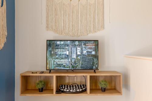 Vibrant 2 Story Apt 10 Min Walk to Uptown with Parking