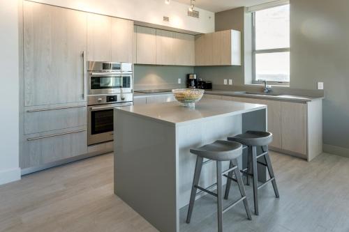 NEW 2019 Suite Breathtaking OceanViews 22nd Floor! - image 5