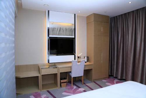 Deluxe King size bed Room image 2